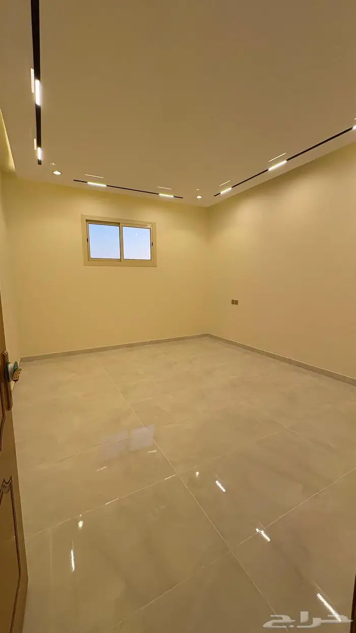 شقه ملحق للبيع مع مشب ومصعد راكب   5 غرف وصاله 4