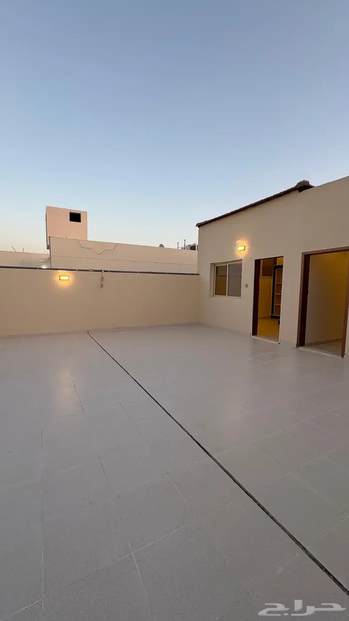 شقه ملحق للبيع مع مشب ومصعد راكب   5 غرف وصاله 2