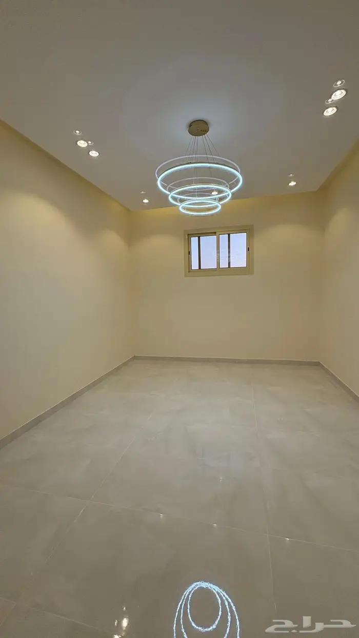 شقه ملحق للبيع مع مشب ومصعد راكب   5 غرف وصاله 5