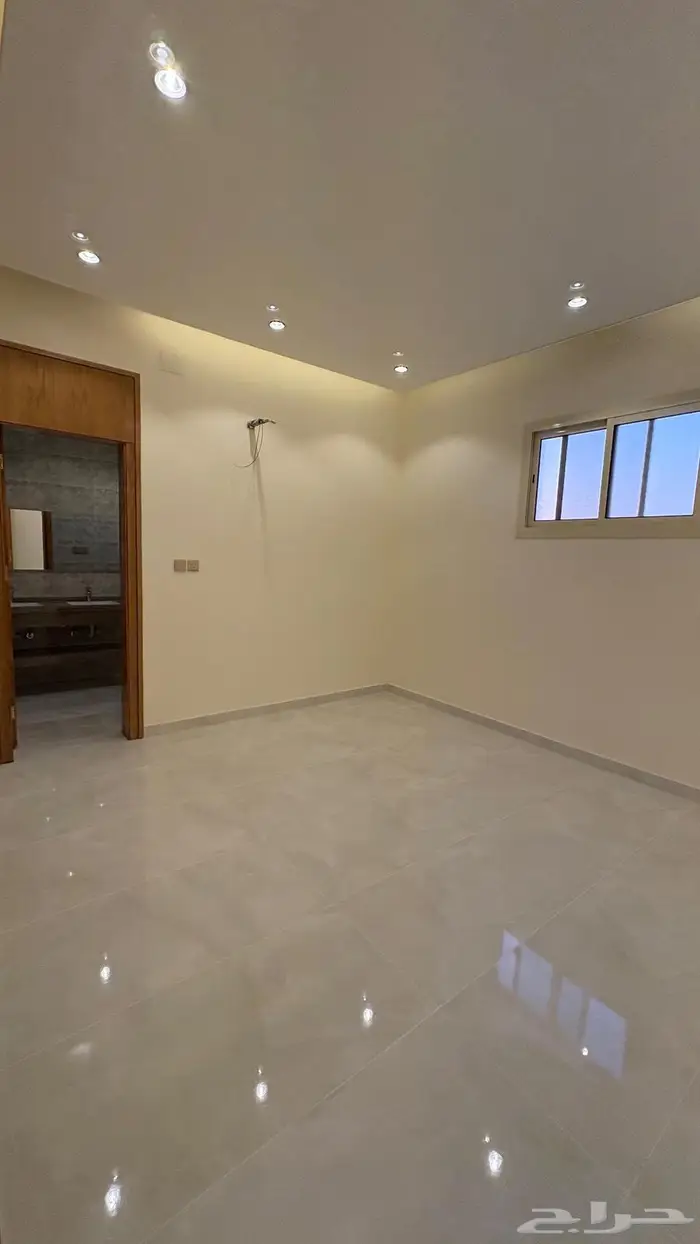 شقه ملحق للبيع مع مشب ومصعد راكب   5 غرف وصاله 10