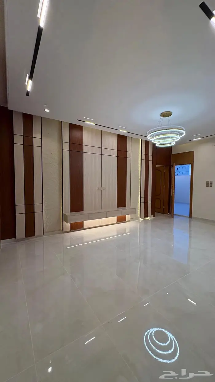 شقه ملحق للبيع مع مشب ومصعد راكب   5 غرف وصاله 7