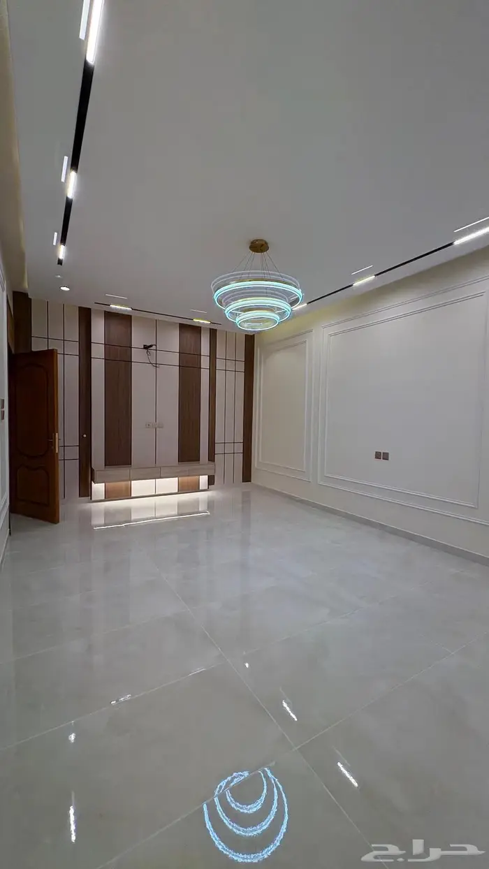 شقه ملحق للبيع مع مشب ومصعد راكب   5 غرف وصاله 1