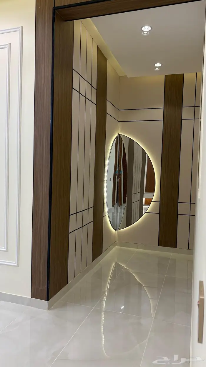 شقه ملحق للبيع مع مشب ومصعد راكب   5 غرف وصاله 6