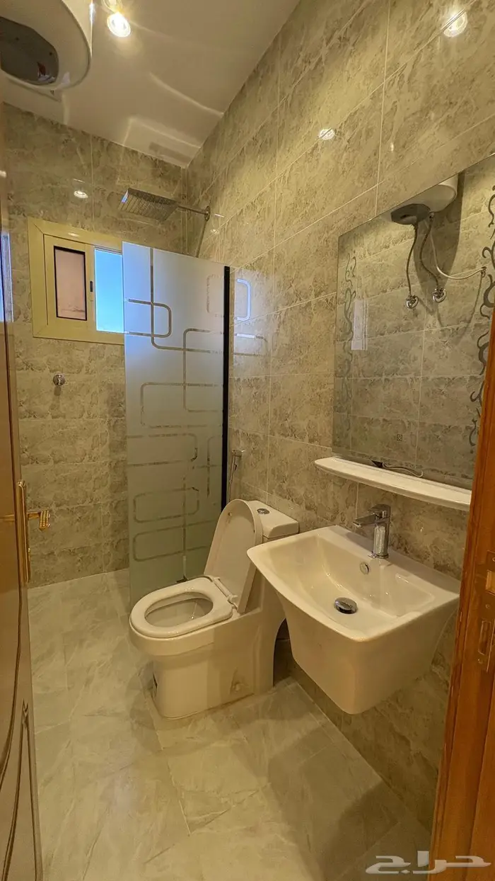 شقه ملحق للبيع مع مشب ومصعد راكب   5 غرف وصاله 15