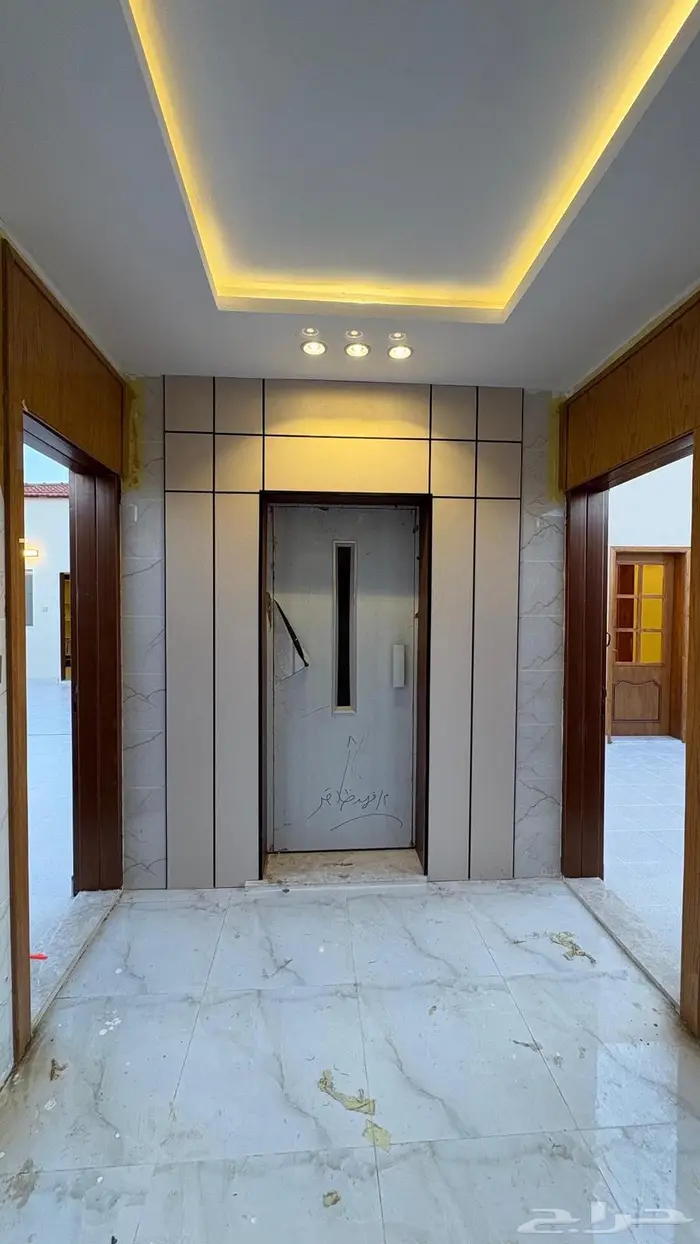 شقه ملحق للبيع مع مشب ومصعد راكب   5 غرف وصاله 18