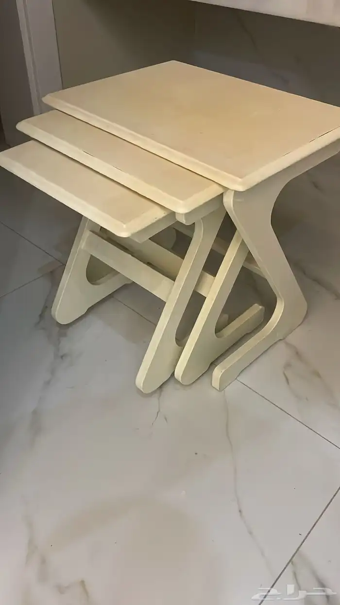 اثاث منزلي و شاشة كمبيوتر و طاولات 7