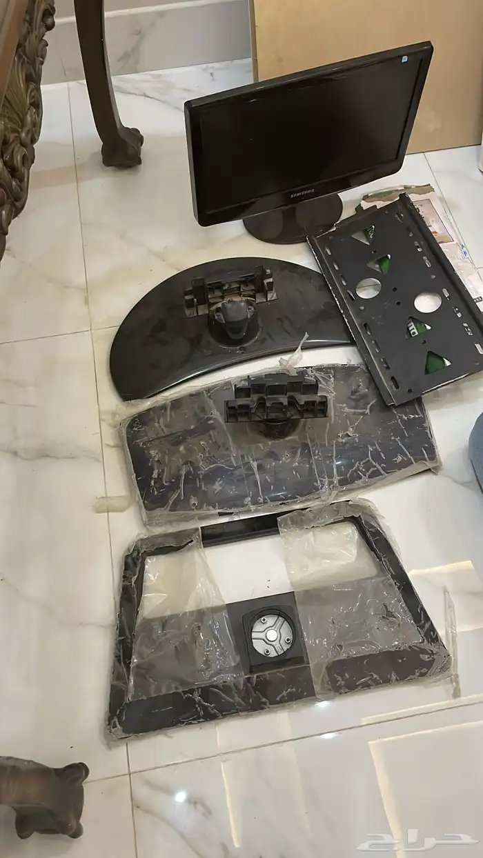 اثاث منزلي و شاشة كمبيوتر و طاولات 5