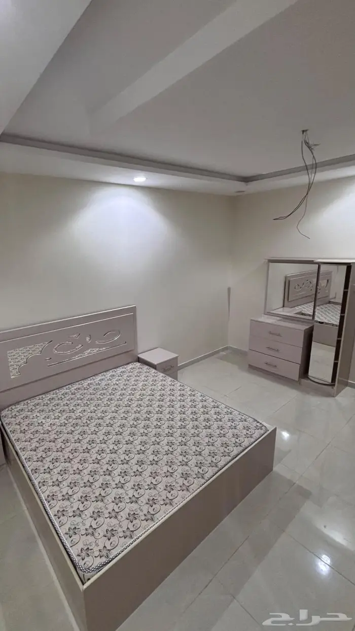 سرير وتسريحة وكمودينة 0