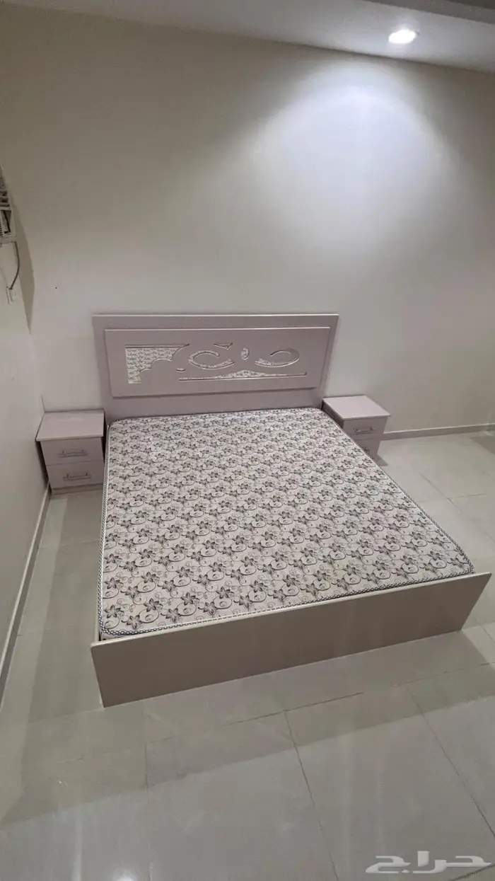 سرير وتسريحة وكمودينة 1