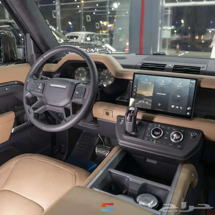 لاند روفر ديفندر 110 V8 موديل 2025 15