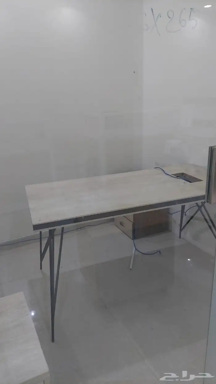 مكاتب وطاولات للبيع وصندوق سلفرات 15