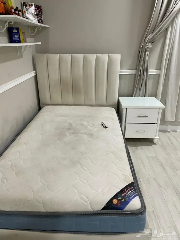 اثاث منزلي و شاشة كمبيوتر و طاولات 2