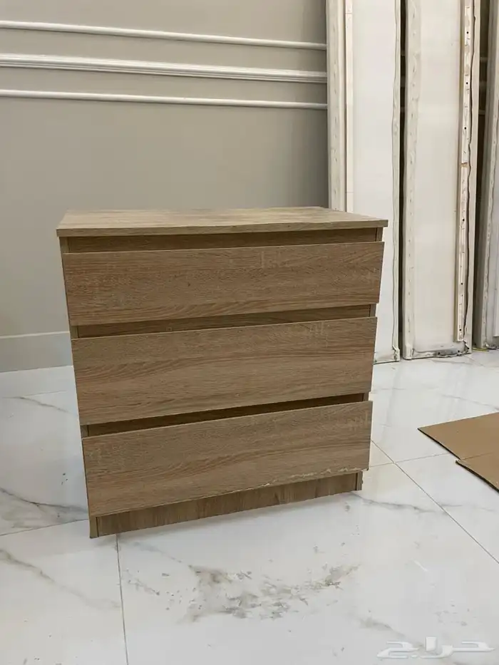 اثاث منزلي و شاشة كمبيوتر و طاولات 4