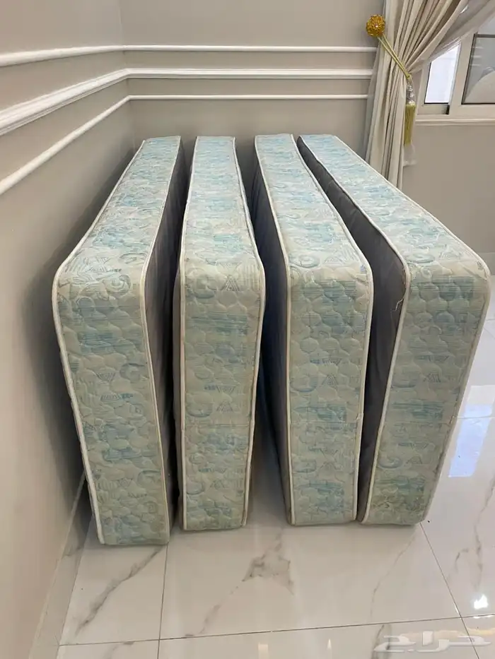 اثاث منزلي و شاشة كمبيوتر و طاولات 3