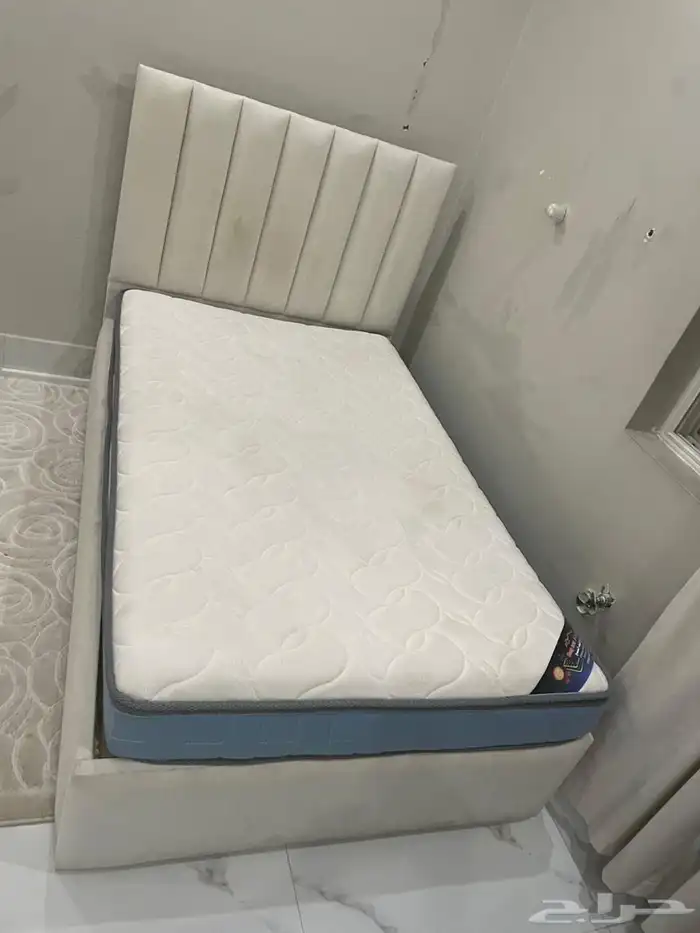 اثاث منزلي و شاشة كمبيوتر و طاولات 6