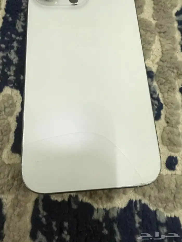 ايفون 16 بطاريه100 الجهاز جديد بس فيه كسره بسيطه على السوم 3