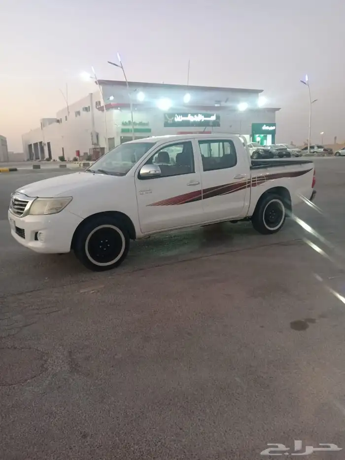 هايلوكس 2012 خليجي جديده منوة المستخدم ماشية 180 الف فقط 1