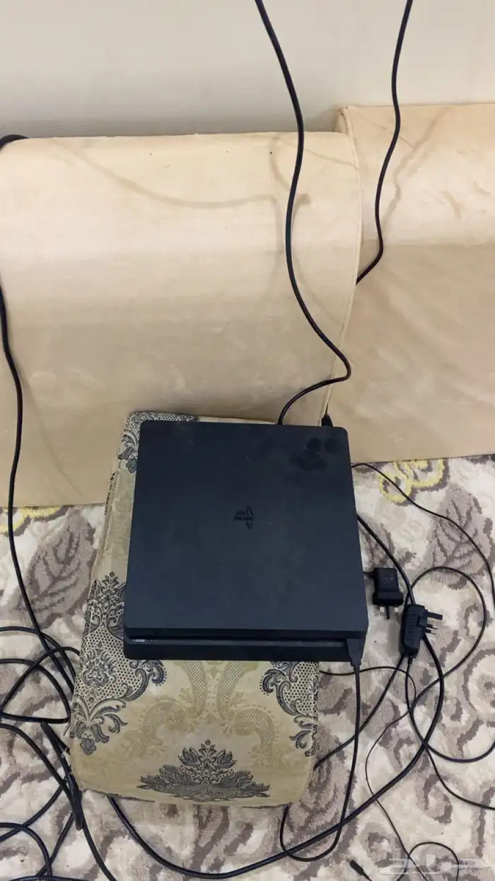 يوجد سوني 4 معه يداين وفيفا وقراند 0