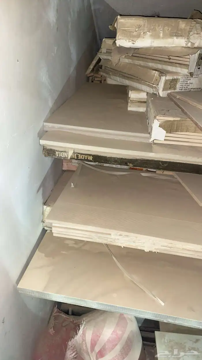 بلاط للجدران و الأرضيات و الأسطح للبيع 1