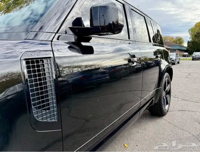 للبيع ديفندر موديل 2023 - V8 بسعر جدا جدا بطل وارد كندا 2