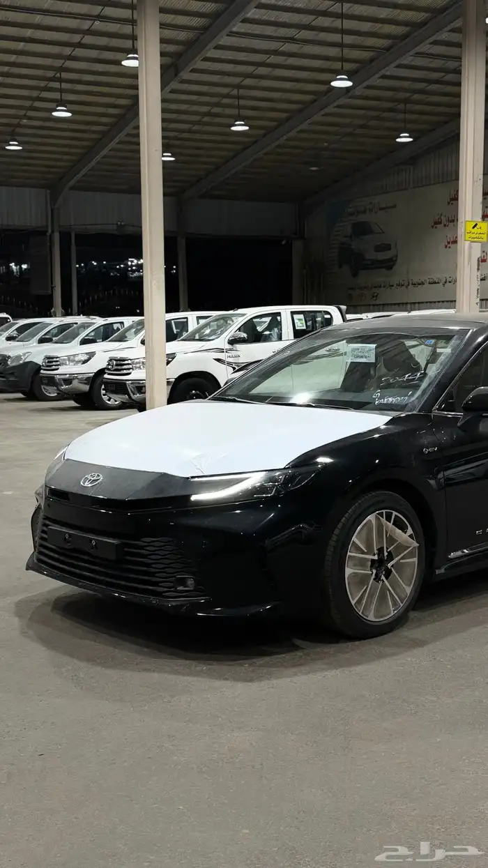 تويوتا كامري LE هايبرد 2025 لون أسود وارد الوكيل 1