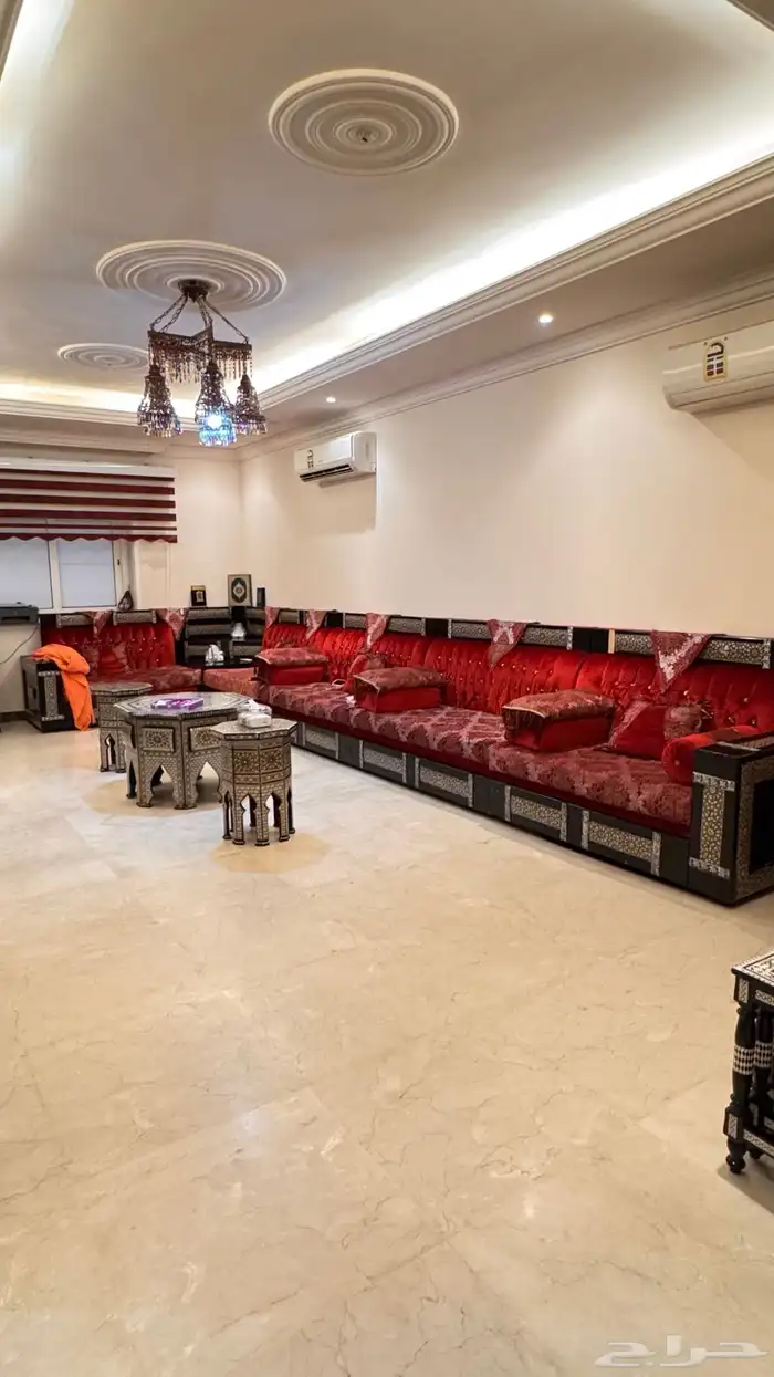 مجلس مغربي L مع ثريا و3طاولا دائريةو3طاولات مربعة 2000وزربية 0