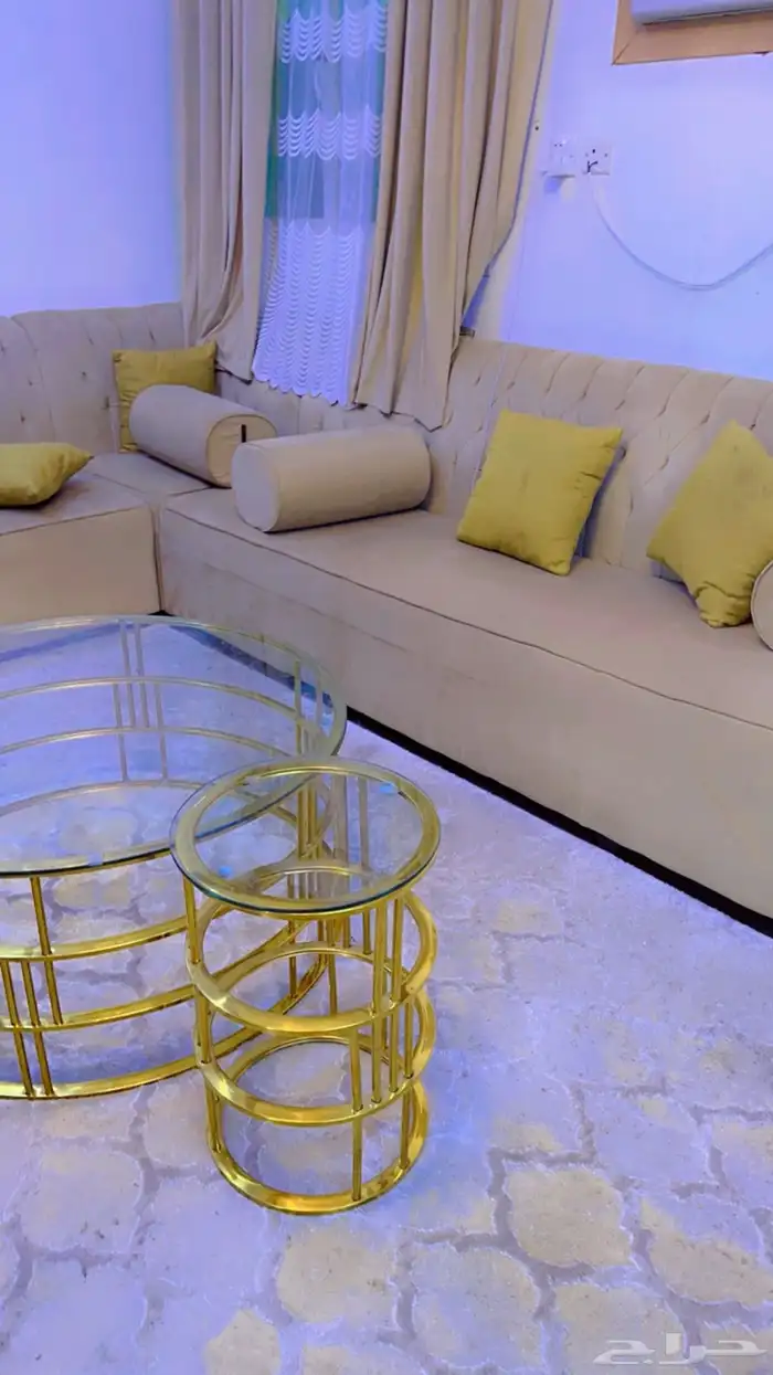 كنب مع طاولته للبيع. 0