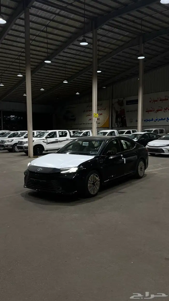 تويوتا كامري LE هايبرد 2025 لون أسود وارد الوكيل 2