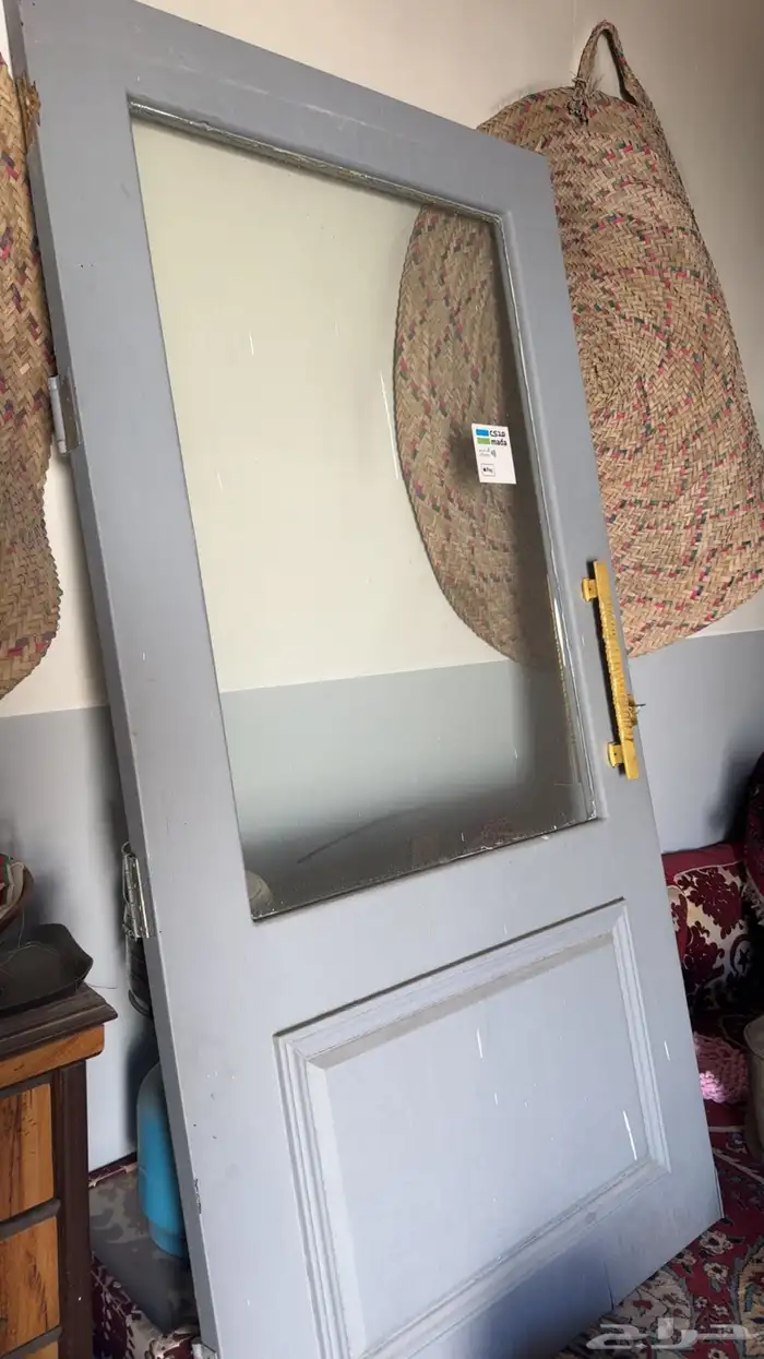 باب خشب رمادي مفكوك 0