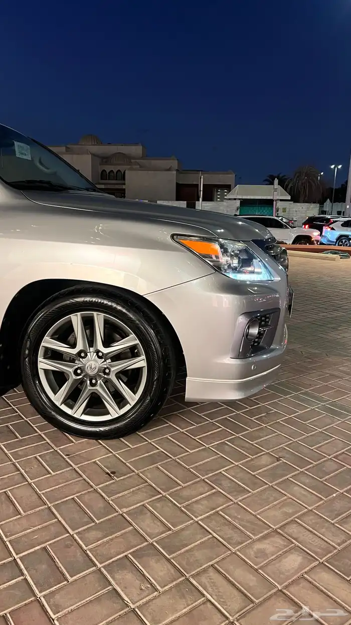لكزس LX570 2021 فل DD 5