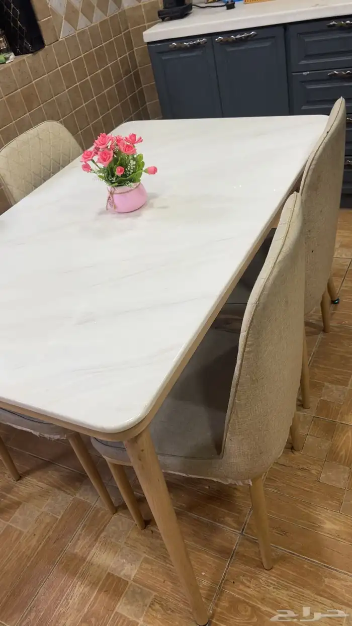 طاولة طعام 4