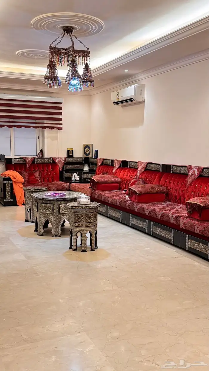 مجلس مغربي L مع ثريا و3طاولا دائريةو3طاولات مربعة 2000وزربية 1