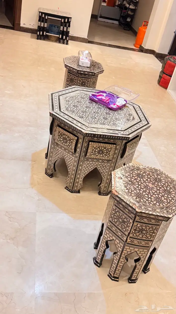 مجلس مغربي L مع ثريا و3طاولا دائريةو3طاولات مربعة 2000وزربية 5