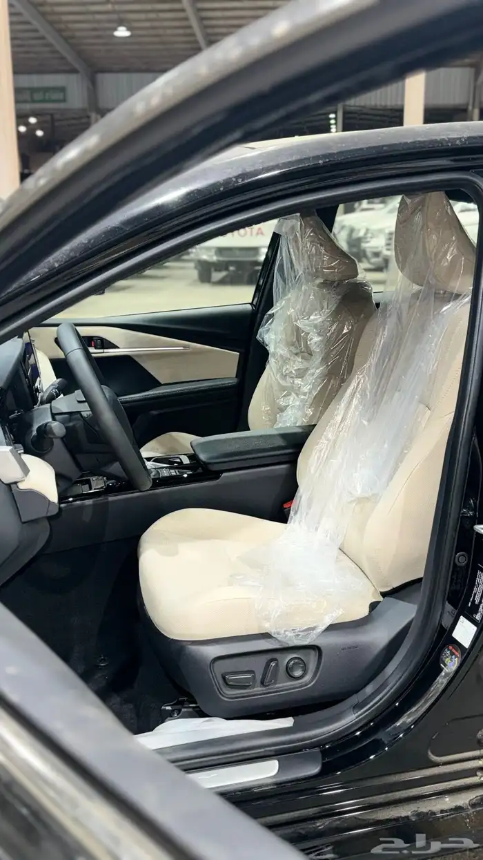 تويوتا كامري LE هايبرد 2025 لون أسود وارد الوكيل 14