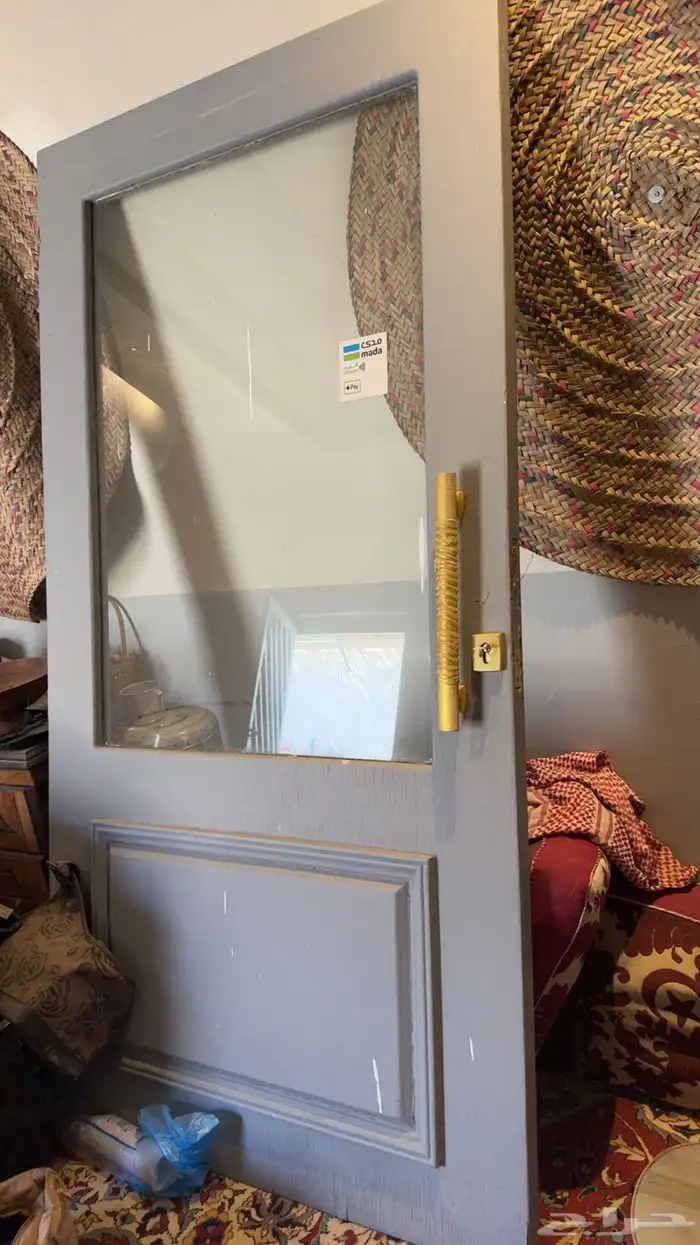 باب خشب رمادي مفكوك 1