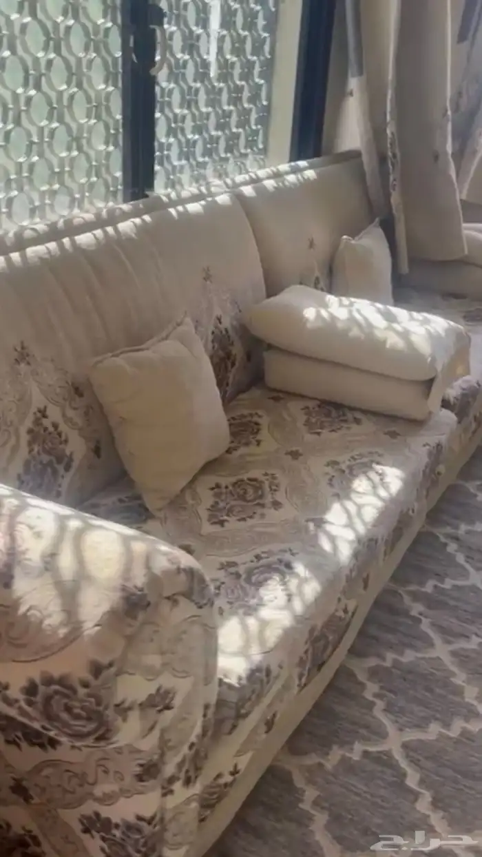 كنب للبيع مع كامل ملحقاته (كنب   فرش   الطاولات   التكيات) 0
