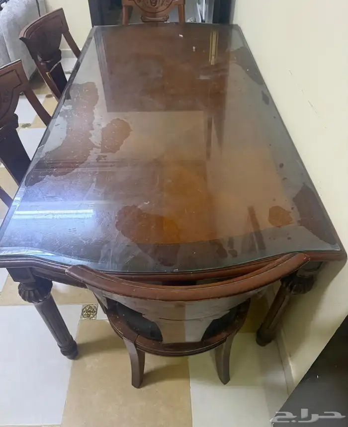 طاوله طعام فيها ثمانيه كراسي 0