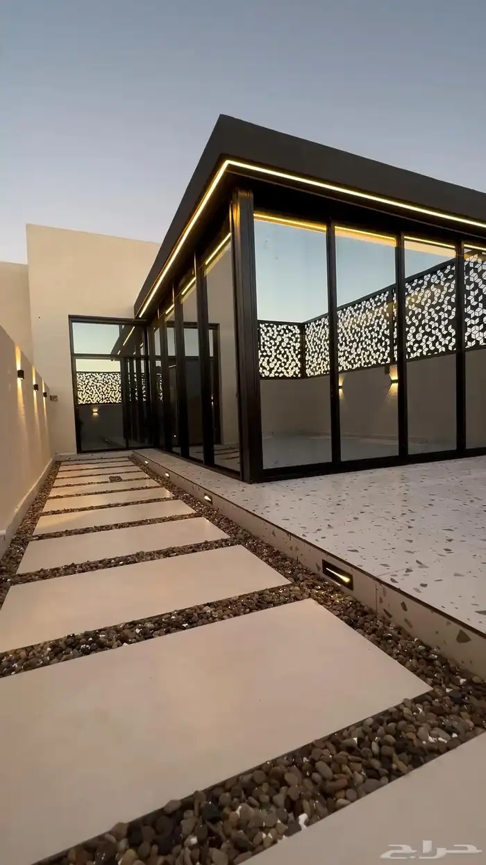 مظلات وجلسات خشبية 1