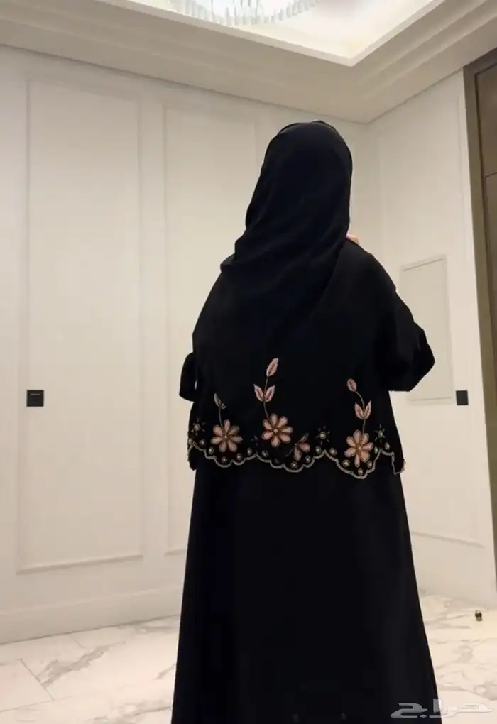 عباية اللون اسود بزخرفة جميلة يدوية 2