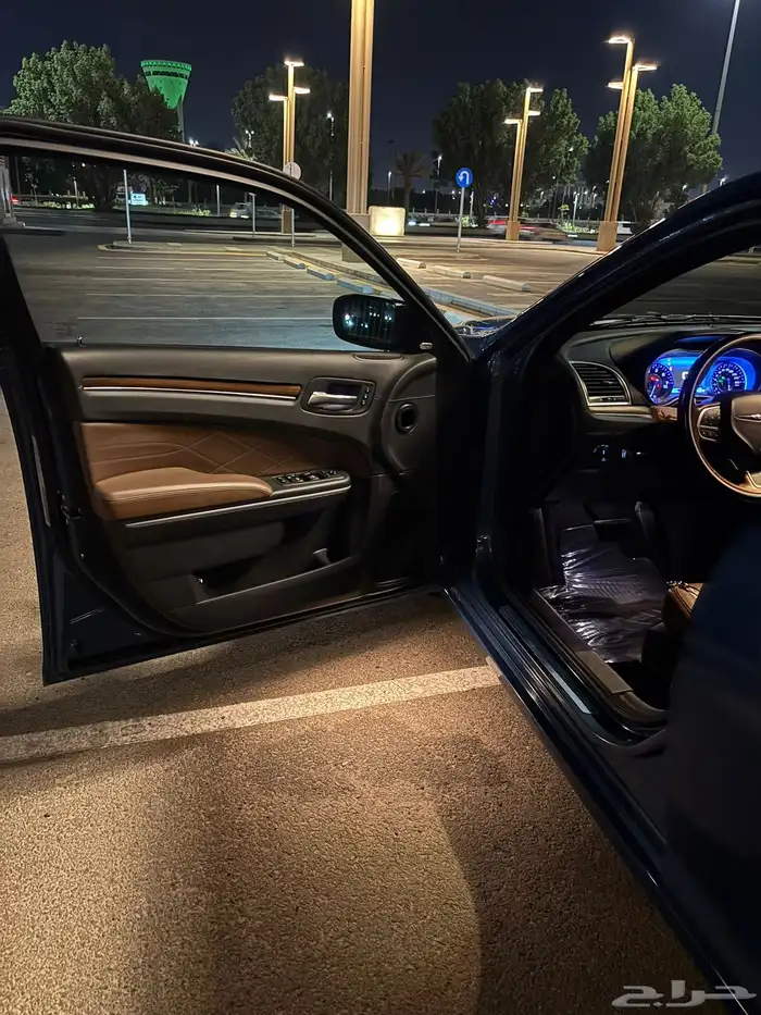 كرايسلر c300 2021 فل كامل اكزيكتيف 8 سلندر 5.7 5