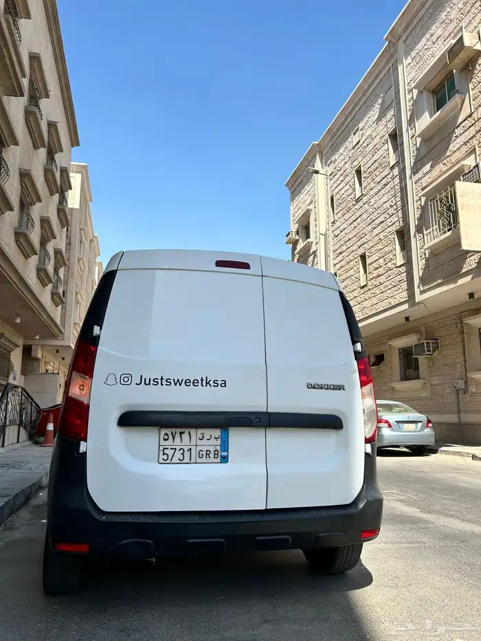 سيارة رينو فان 6