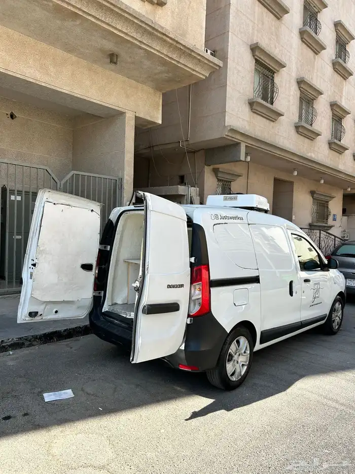 سيارة رينو فان 3