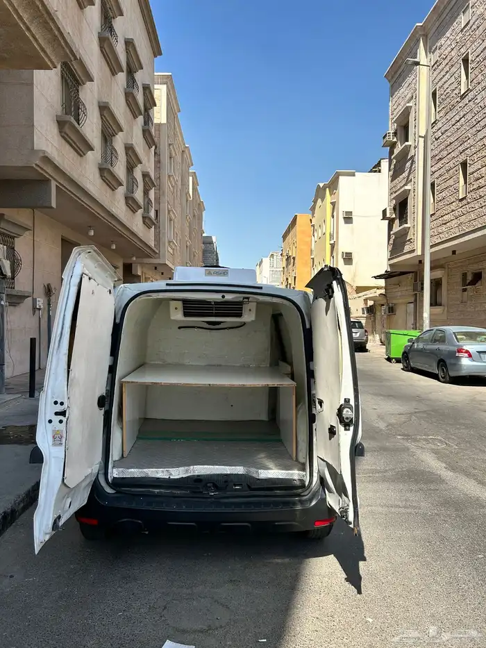 سيارة رينو فان 8