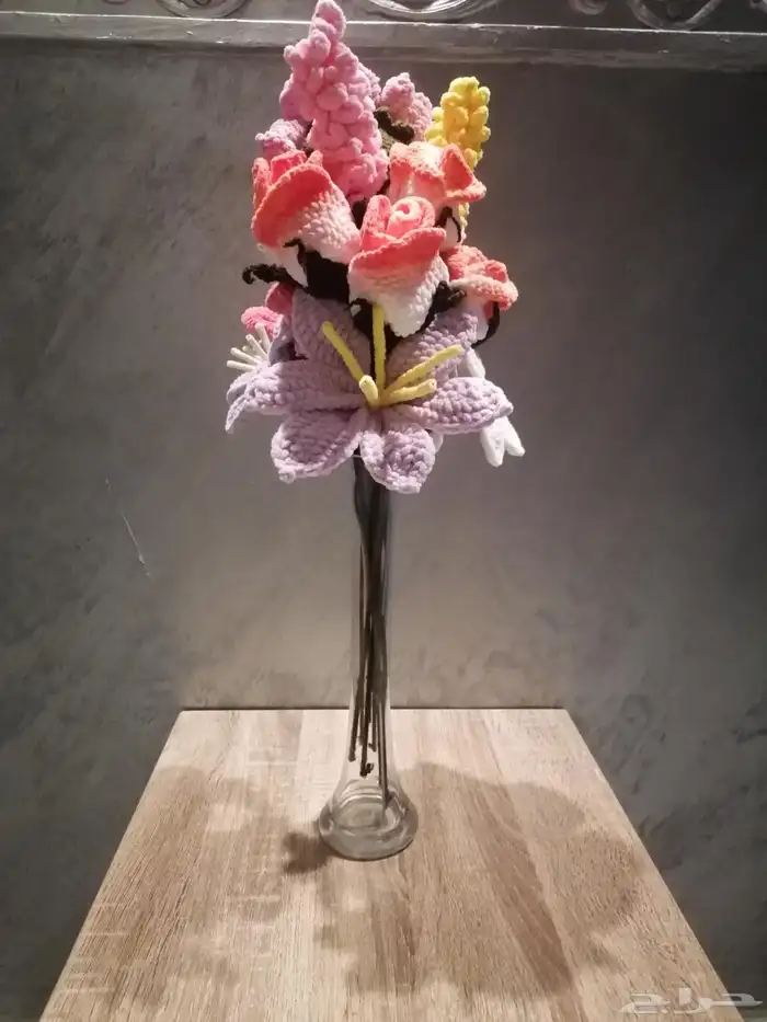 باقات ورد وعلى قواعد خشبية وهدايا من خيوط الصوف 6