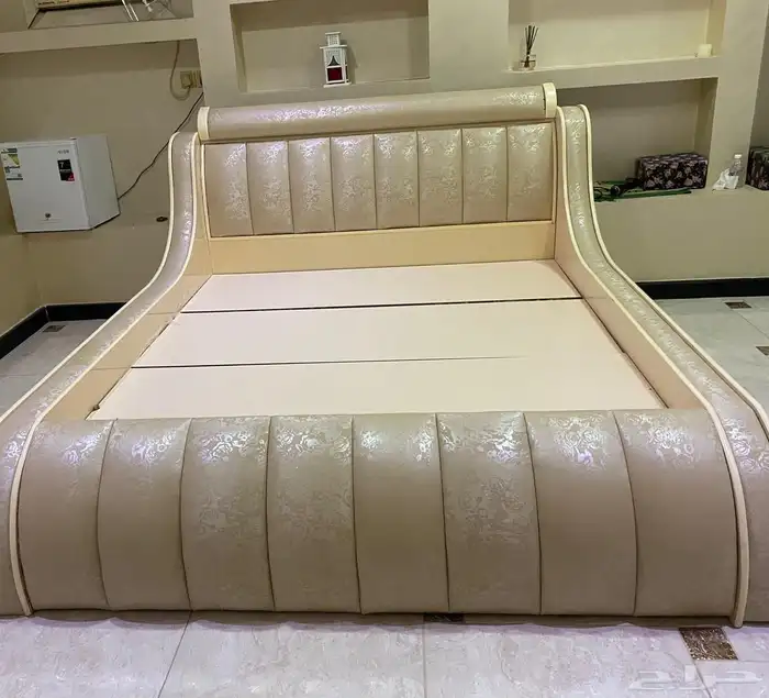 سرير وطاولة طعام 3