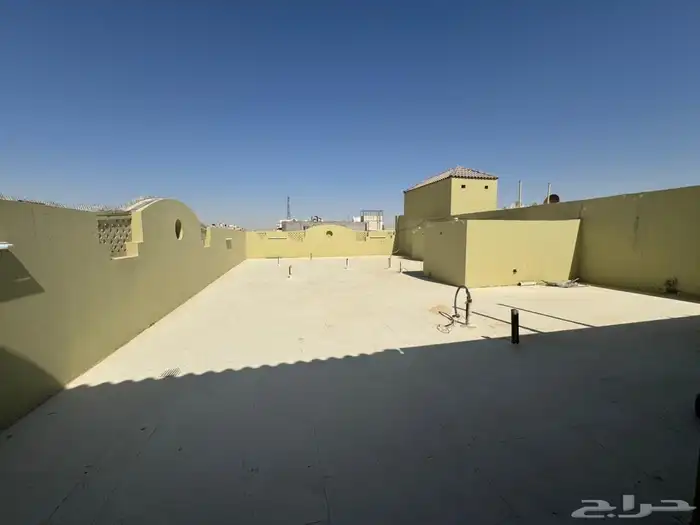 للايجار دور علوي مدخل خاص مع حوش و سطح في حي الوادي 12