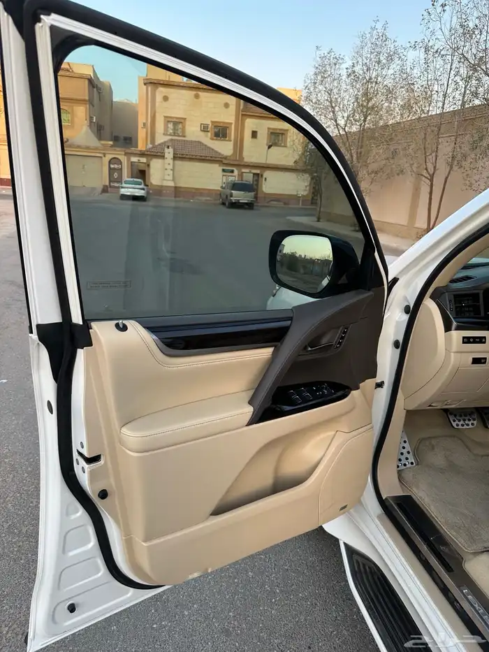 جيب لكزس 2018 LX570 سعودي ممشى قليل ( مخزن ) . 33