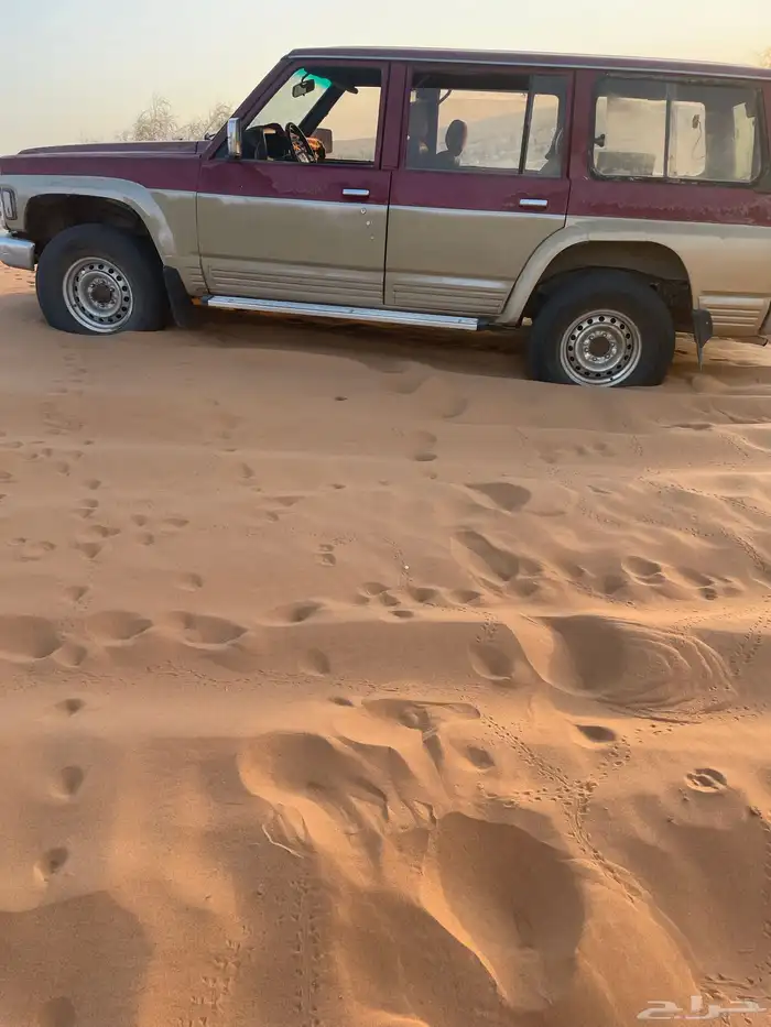 جيب سفاري92 محركته زينه وقف بضل البيت كل شي بلاده مكيف شغال 24