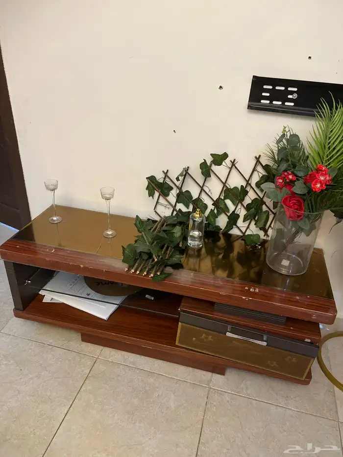 مكيف شباك5 وسرير مزدوج وتسريحة. وطاولة شاشه. وكنب حرف ال 1