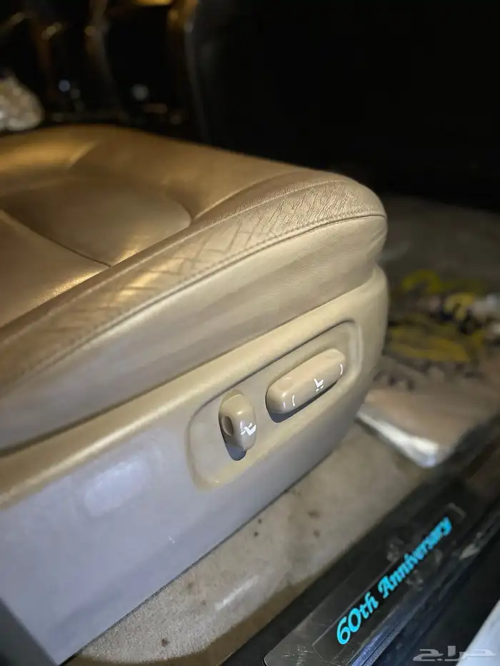 جيب لاندكروزر VXR 60 عام 31